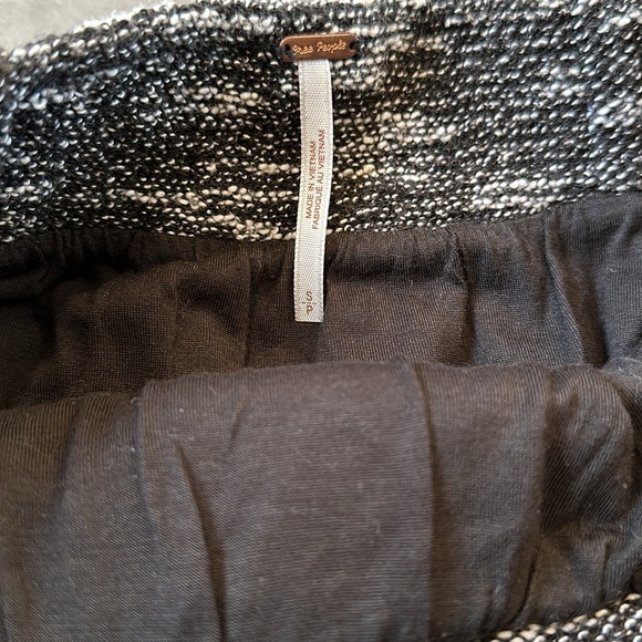 Free People Mini Skirt with elastic waistband and  pockets - Picture 3 of 4